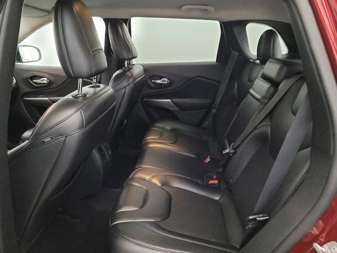 Used 2019 Jeep Cherokee Latitude Plus w/ Cold Weather Group FWD image 18