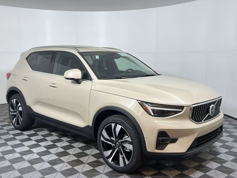 Certified 2025 Volvo XC40 B5 Plus w/ Protection Package Premier image 2