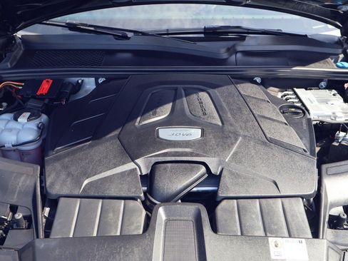 Certified 2023 Porsche Cayenne Platinum Edition image 25