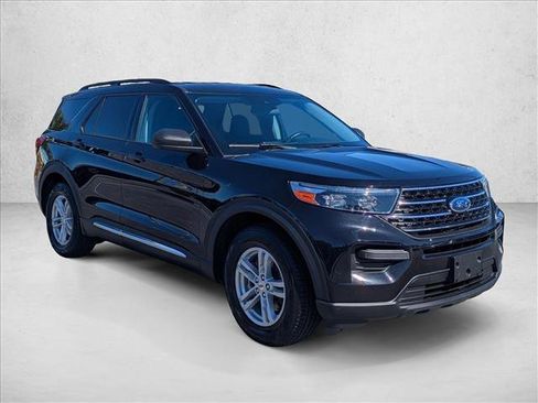 Used 2021 Ford Explorer XLT image 3