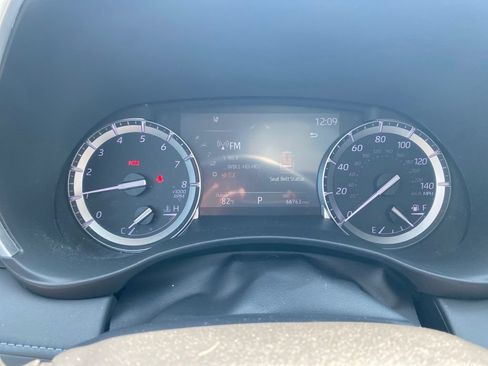 Used 2022 Toyota Highlander XLE AWD/4WD image 6