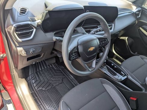 Used 2025 Chevrolet TrailBlazer LT AWD/4WD image 9