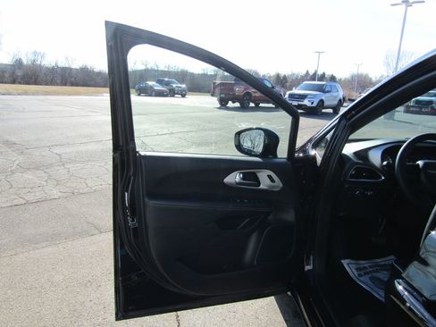 Used 2025 Chrysler Pacifica Limited FWD image 22