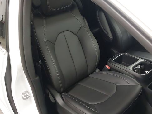 New 2026 Chrysler Pacifica Select image 28