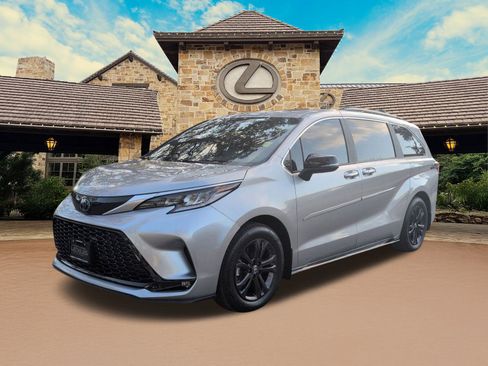 Used 2024 Toyota Sienna AWD image 4