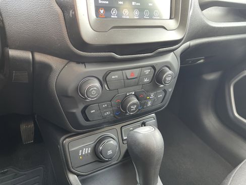 Used 2021 Jeep Renegade Sport w/ Sport Appearance Group image 19