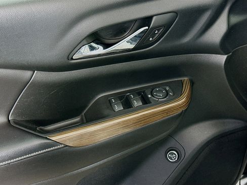 Used 2018 GMC Acadia SLE image 15