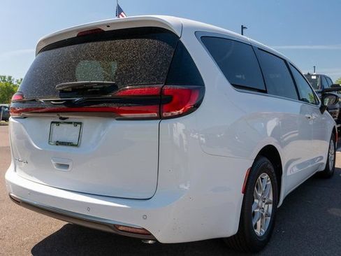 New 2027 Chrysler Pacifica Select FWD image 5
