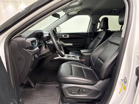 Used 2024 Ford Explorer XLT w/ Equipment Group 202A RWD image 14