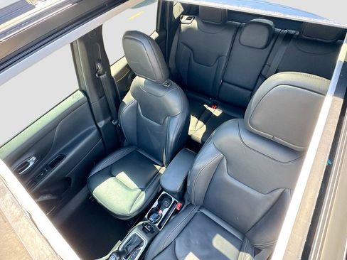 Used 2018 Jeep Renegade Limited w/ Safety & Security Group AWD/4WD image 24