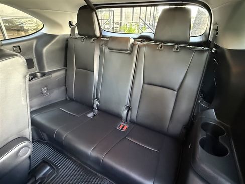 Used 2020 Toyota Highlander XLE FWD image 19