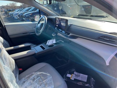 New 2026 Toyota Sienna XLE image 16