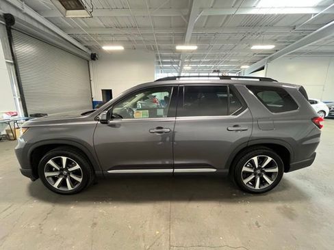 Used 2025 Honda Pilot Touring image 6