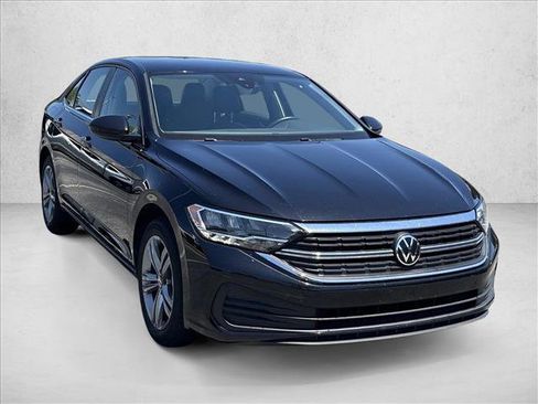 Used 2024 Volkswagen Jetta SE FWD image 3