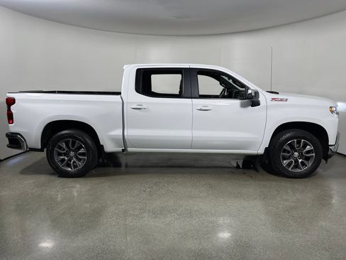 Used 2022 Chevrolet Silverado 1500 LT AWD/4WD image 2