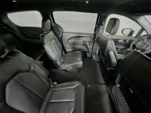 Used 2025 Chrysler Pacifica Select FWD image 27