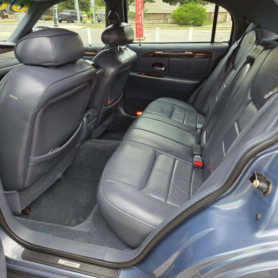 Used 2000 Lincoln Town Car Signature RWD image 11