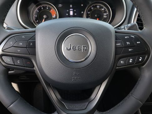 Used 2020 Jeep Cherokee Trailhawk AWD/4WD image 18