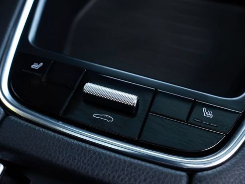 Used 2020 Porsche Panamera RWD image 36