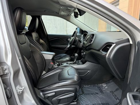 Used 2019 Jeep Cherokee Latitude Plus w/ Comfort/Convenience Group image 18