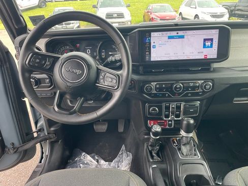 Used 2024 Jeep Wrangler Unlimited AWD/4WD image 4