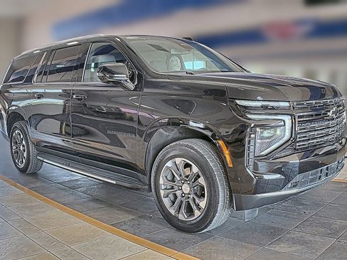 Used 2025 Chevrolet Suburban LT w/ Comfort Package RWD image 2