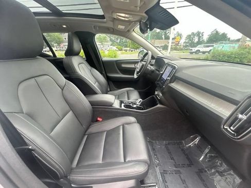 Certified 2025 Volvo XC40 B5 Plus AWD/4WD image 15