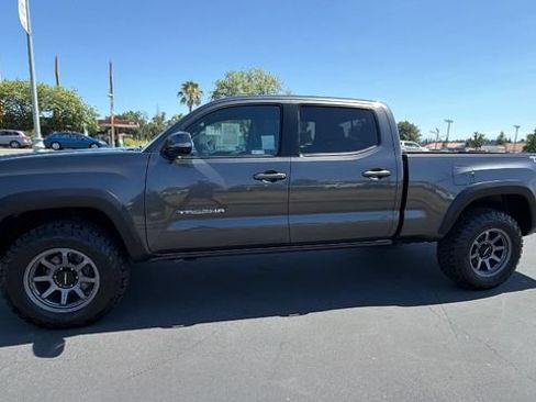Used 2018 Toyota Tacoma TRD Off-Road w/ Technology Package AWD/4WD image 7