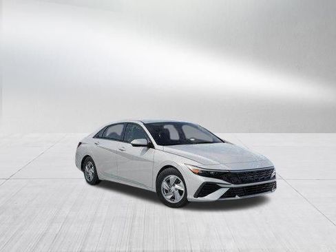 New 2026 Hyundai Elantra SE image 2