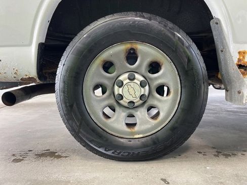 Used 2011 Chevrolet Express 1500 image 9