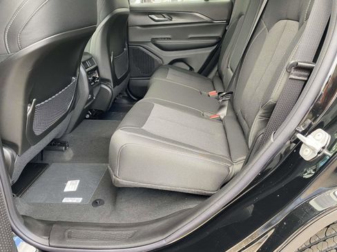 New 2025 Jeep Grand Cherokee Laredo image 12