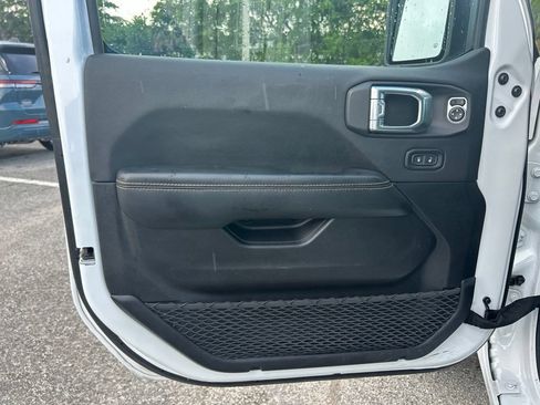 Used 2025 Jeep Wrangler Unlimited Sahara AWD/4WD image 35
