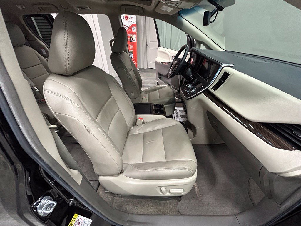 Used 2017 Toyota Sienna XLE FWD image 44
