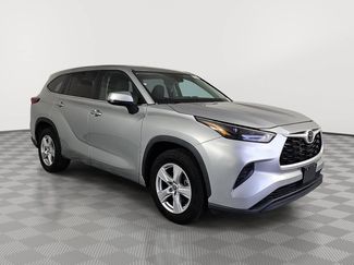 Used 2023 Toyota Highlander L FWD video 2