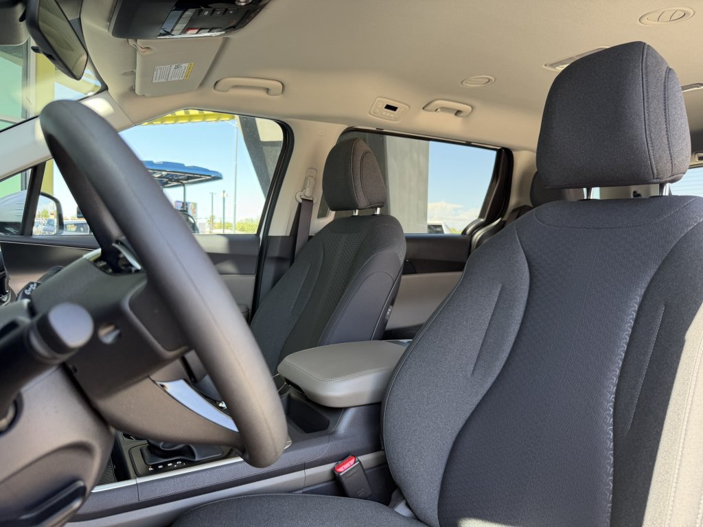 Used 2025 Kia Carnival LX FWD image 33