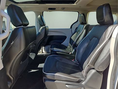Used 2022 Chrysler Pacifica Limited FWD image 13