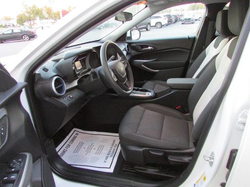 Used 2024 Chevrolet Trax LS w/ LS Convenience Package image 6