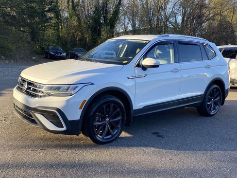 Used 2024 Volkswagen Tiguan SE image 3