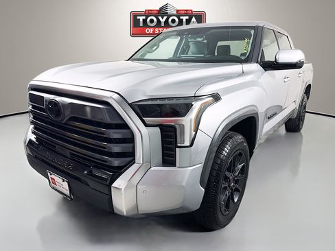 Used 2022 Toyota Tundra Limited w/ Power Package AWD/4WD image 3