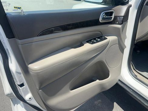 Used 2012 Jeep Grand Cherokee Laredo w/ Laredo E Group AWD/4WD image 30