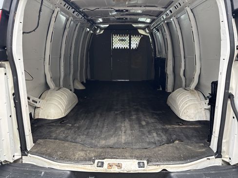 Used 2017 Chevrolet Express 2500 Extended RWD image 18