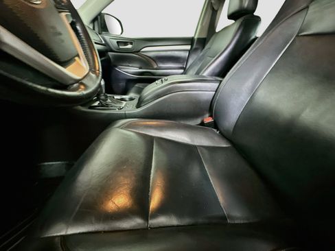 Used 2019 Toyota Highlander XLE FWD image 13