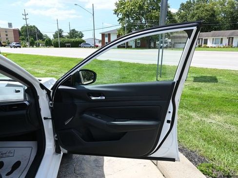 Used 2025 Nissan Altima 2.5 SV FWD image 18