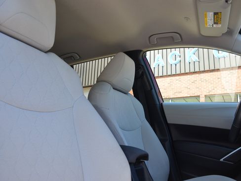 Used 2024 Toyota Corolla Cross LE image 25