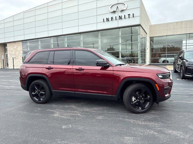 Used 2023 Jeep Grand Cherokee Limited w/ Black Appearance Package AWD/4WD image 6