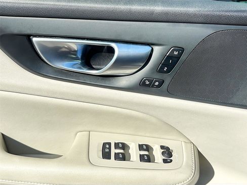 Used 2025 Volvo V60 B5 Cross Country Plus image 18