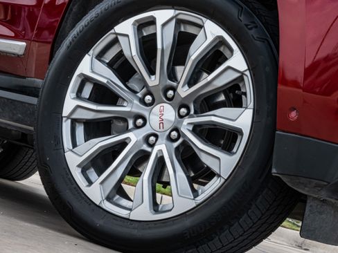 Used 2024 GMC Yukon XL Denali w/ Advanced Technology Package image 7