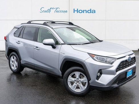 Used 2020 Toyota RAV4 XLE image 2