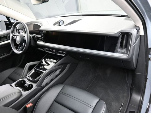 Certified 2025 Porsche Cayenne Turbo image 31