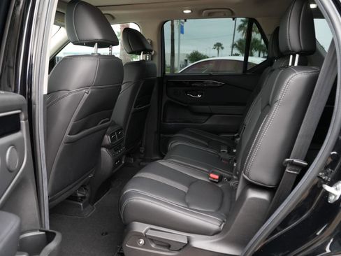 Used 2025 Honda Pilot Touring image 17